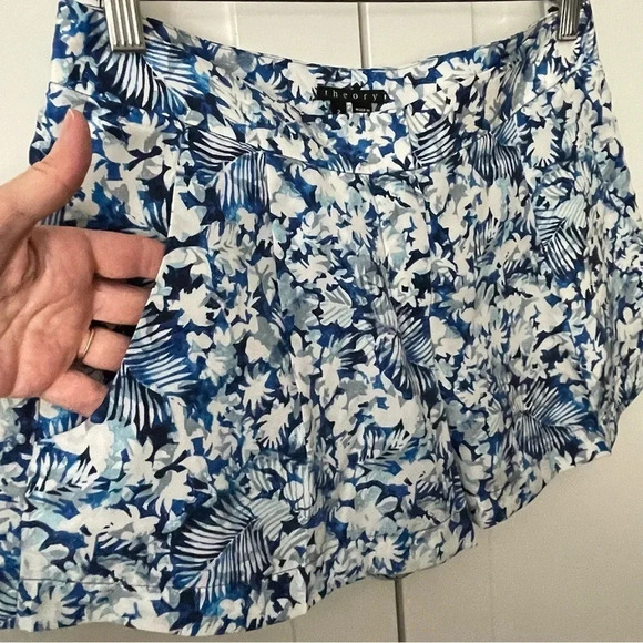 Theory Shorts Palkima Blue White Floral 100% Silk Bermuda Shorts sz 2 Preppy - Picture 4 of 13